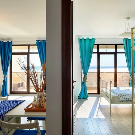 Sailing Lake Mamaia Apartmán *